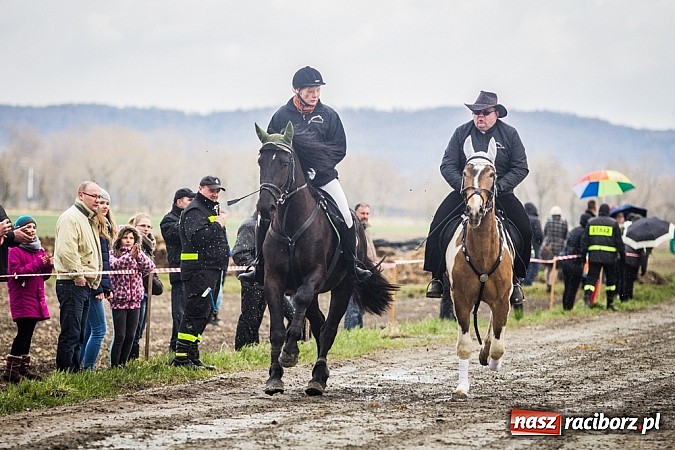 Zdjęcie w galerii na portalu naszraciborz.pl: Wyścigi konne na zakończenie procesji w Sudole wiadomości z regionu
