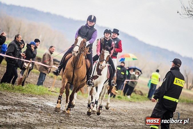 Zdjęcie w galerii na portalu naszraciborz.pl: Wyścigi konne na zakończenie procesji w Sudole wiadomości z regionu
