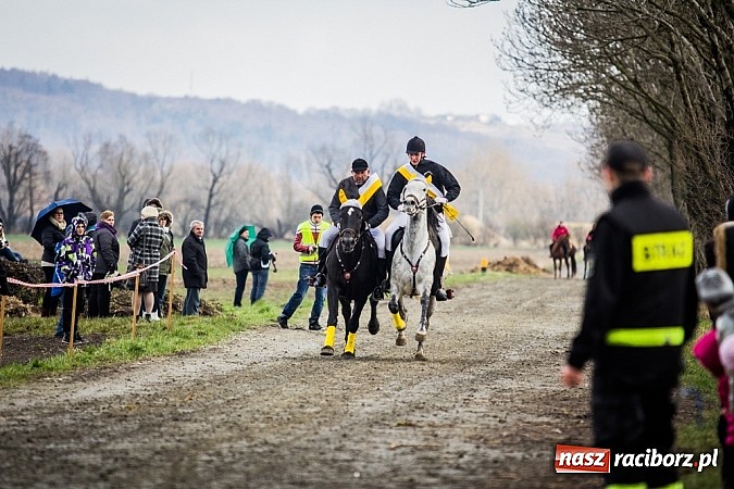 Zdjęcie w galerii na portalu naszraciborz.pl: Wyścigi konne na zakończenie procesji w Sudole wiadomości z regionu