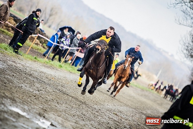 Zdjęcie w galerii na portalu naszraciborz.pl: Wyścigi konne na zakończenie procesji w Sudole wiadomości z regionu
