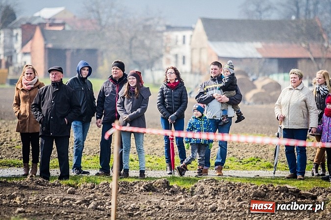 Zdjęcie w galerii na portalu naszraciborz.pl: Wyścigi konne na zakończenie procesji w Sudole wiadomości z regionu