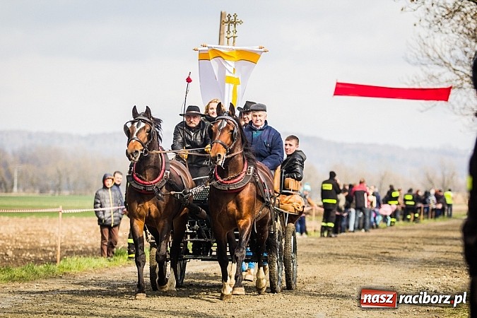 Zdjęcie w galerii na portalu naszraciborz.pl: Wyścigi konne na zakończenie procesji w Sudole wiadomości z regionu
