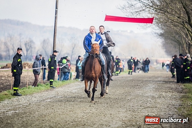 Zdjęcie w galerii na portalu naszraciborz.pl: Wyścigi konne na zakończenie procesji w Sudole wiadomości z regionu