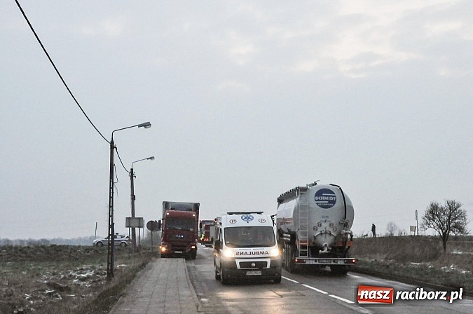 Zdjęcie w galerii na portalu naszraciborz.pl: Kraksa na moście na Uldze. Na drodze była szklanka wiadomości z regionu