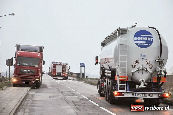 Zdjęcie w galerii na portalu naszraciborz.pl: Kraksa na moście na Uldze. Na drodze była szklanka wiadomości z regionu