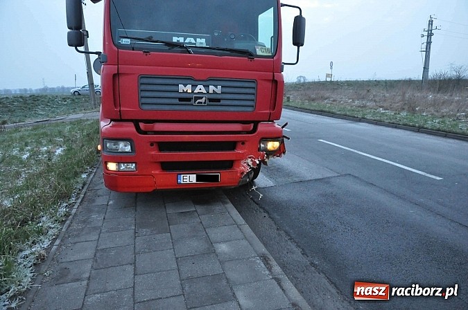 Zdjęcie w galerii na portalu naszraciborz.pl: Kraksa na moście na Uldze. Na drodze była szklanka wiadomości z regionu