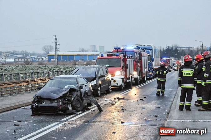 Zdjęcie w galerii na portalu naszraciborz.pl: Kraksa na moście na Uldze. Na drodze była szklanka wiadomości z regionu