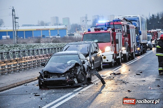 Zdjęcie w galerii na portalu naszraciborz.pl: Kraksa na moście na Uldze. Na drodze była szklanka wiadomości z regionu