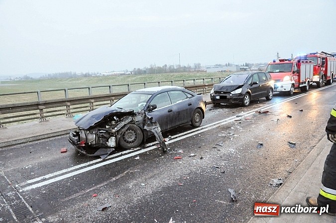 Zdjęcie w galerii na portalu naszraciborz.pl: Kraksa na moście na Uldze. Na drodze była szklanka wiadomości z regionu