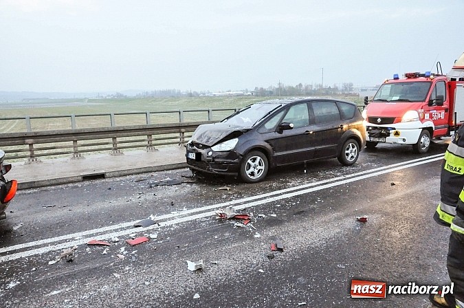 Zdjęcie w galerii na portalu naszraciborz.pl: Kraksa na moście na Uldze. Na drodze była szklanka wiadomości z regionu