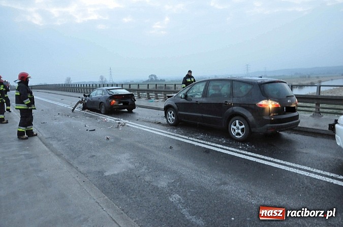 Zdjęcie w galerii na portalu naszraciborz.pl: Kraksa na moście na Uldze. Na drodze była szklanka wiadomości z regionu