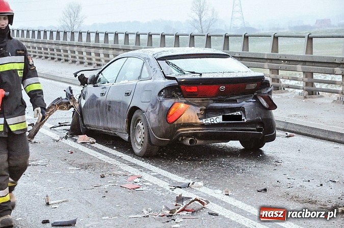 Zdjęcie w galerii na portalu naszraciborz.pl: Kraksa na moście na Uldze. Na drodze była szklanka wiadomości z regionu
