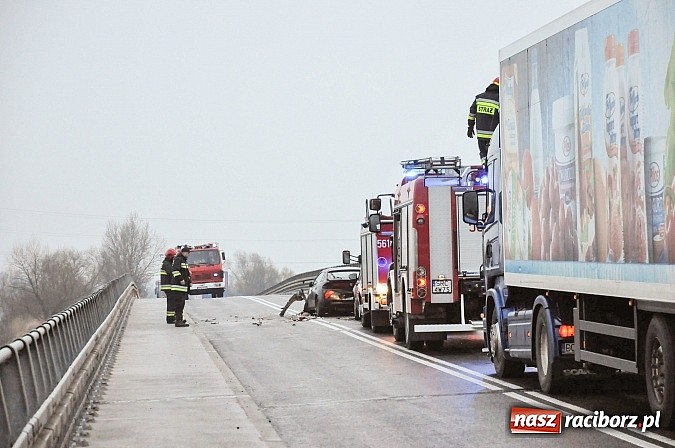 Zdjęcie w galerii na portalu naszraciborz.pl: Kraksa na moście na Uldze. Na drodze była szklanka wiadomości z regionu