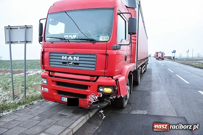 Zdjęcie w galerii na portalu naszraciborz.pl: Kraksa na moście na Uldze. Na drodze była szklanka wiadomości z regionu