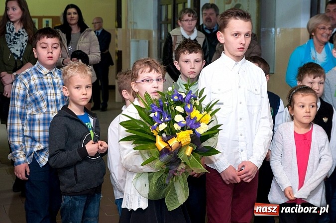 Zdjęcie w galerii na portalu naszraciborz.pl: Biskup Andrzej Czaja w katolickiej podstawówce wiadomości z regionu