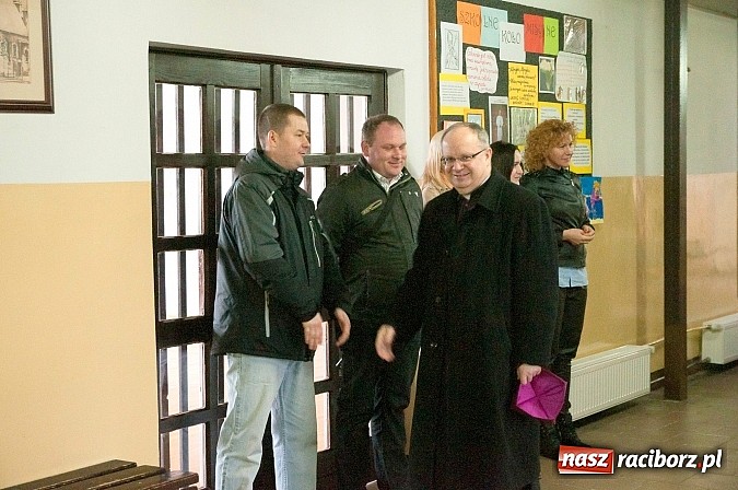 Zdjęcie w galerii na portalu naszraciborz.pl: Biskup Andrzej Czaja w katolickiej podstawówce wiadomości z regionu