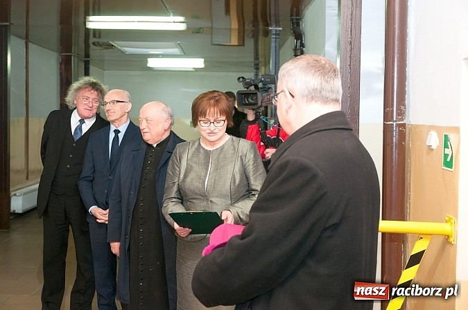 Zdjęcie w galerii na portalu naszraciborz.pl: Biskup Andrzej Czaja w katolickiej podstawówce wiadomości z regionu