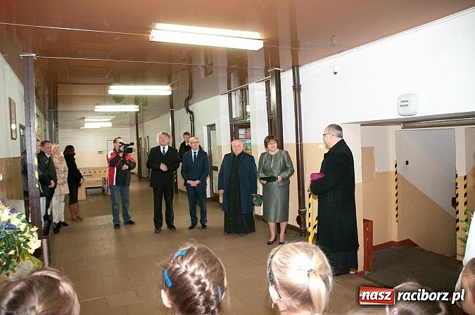 Zdjęcie w galerii na portalu naszraciborz.pl: Biskup Andrzej Czaja w katolickiej podstawówce wiadomości z regionu