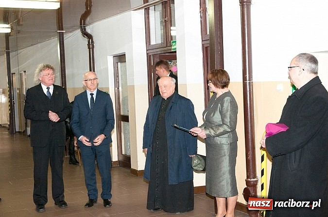 Zdjęcie w galerii na portalu naszraciborz.pl: Biskup Andrzej Czaja w katolickiej podstawówce wiadomości z regionu