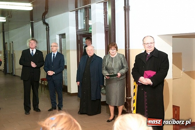 Zdjęcie w galerii na portalu naszraciborz.pl: Biskup Andrzej Czaja w katolickiej podstawówce wiadomości z regionu