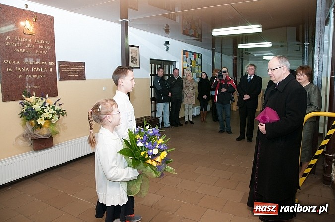 Zdjęcie w galerii na portalu naszraciborz.pl: Biskup Andrzej Czaja w katolickiej podstawówce wiadomości z regionu