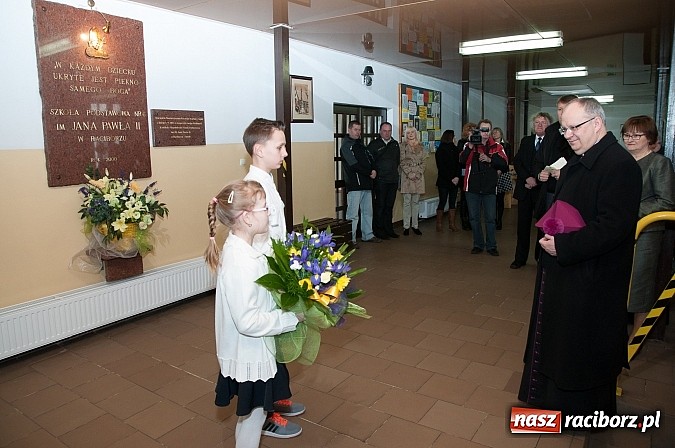 Zdjęcie w galerii na portalu naszraciborz.pl: Biskup Andrzej Czaja w katolickiej podstawówce wiadomości z regionu