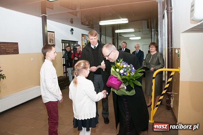 Zdjęcie w galerii na portalu naszraciborz.pl: Biskup Andrzej Czaja w katolickiej podstawówce wiadomości z regionu