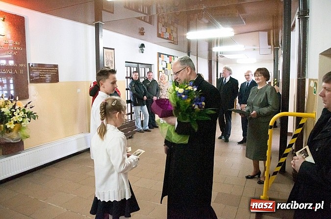 Zdjęcie w galerii na portalu naszraciborz.pl: Biskup Andrzej Czaja w katolickiej podstawówce wiadomości z regionu