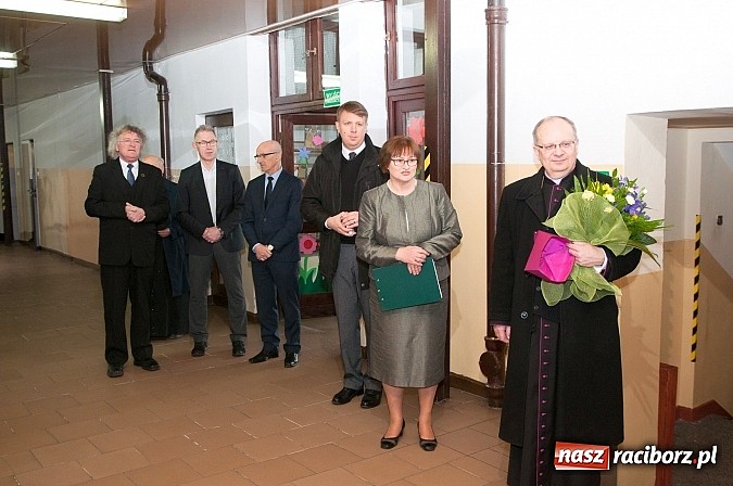 Zdjęcie w galerii na portalu naszraciborz.pl: Biskup Andrzej Czaja w katolickiej podstawówce wiadomości z regionu