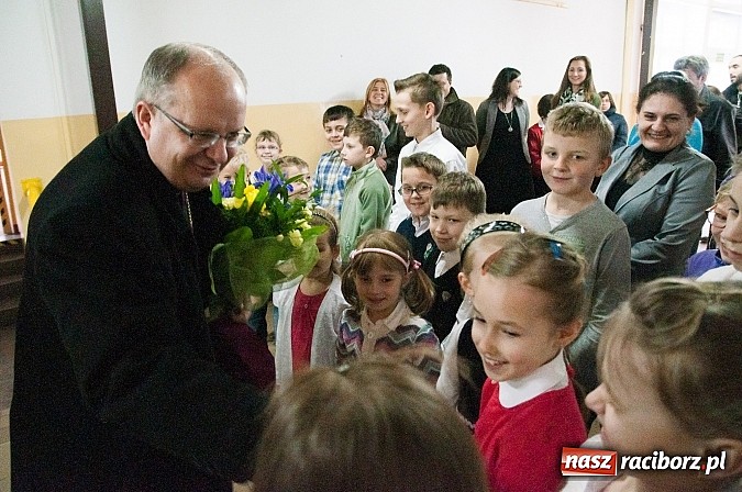 Zdjęcie w galerii na portalu naszraciborz.pl: Biskup Andrzej Czaja w katolickiej podstawówce wiadomości z regionu