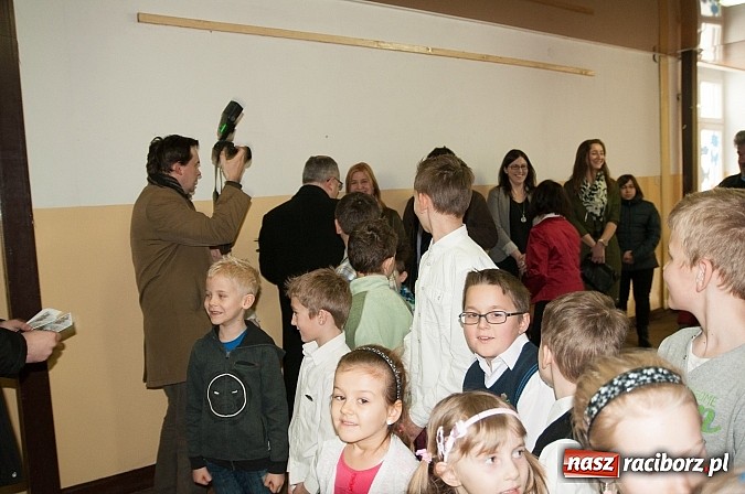 Zdjęcie w galerii na portalu naszraciborz.pl: Biskup Andrzej Czaja w katolickiej podstawówce wiadomości z regionu