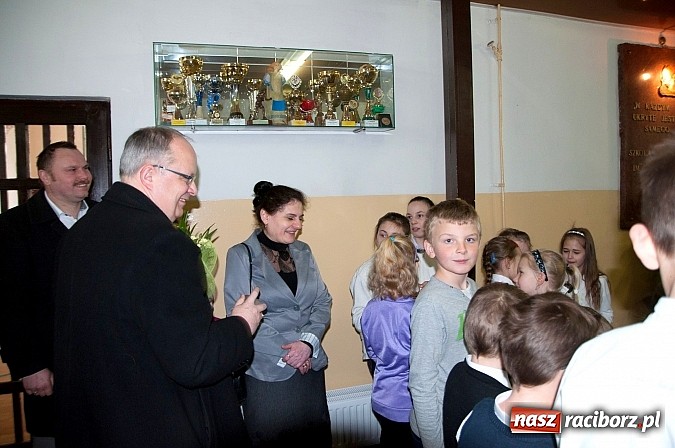 Zdjęcie w galerii na portalu naszraciborz.pl: Biskup Andrzej Czaja w katolickiej podstawówce wiadomości z regionu