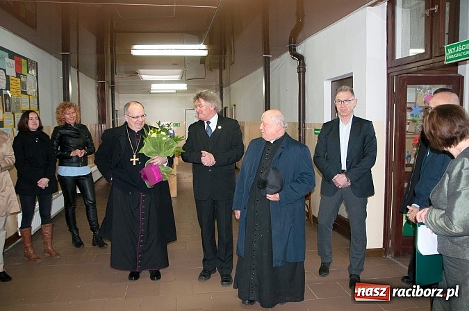 Zdjęcie w galerii na portalu naszraciborz.pl: Biskup Andrzej Czaja w katolickiej podstawówce wiadomości z regionu