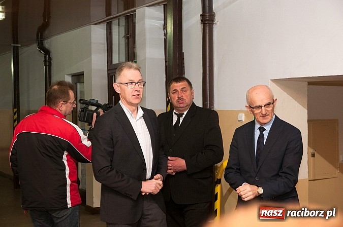 Zdjęcie w galerii na portalu naszraciborz.pl: Biskup Andrzej Czaja w katolickiej podstawówce wiadomości z regionu