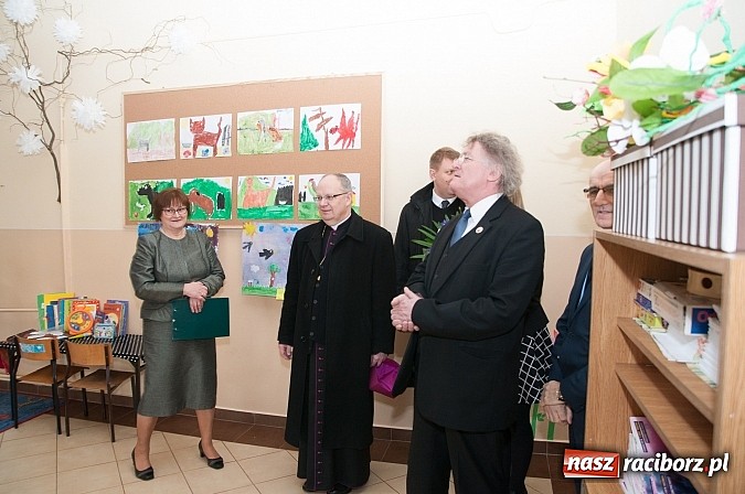 Zdjęcie w galerii na portalu naszraciborz.pl: Biskup Andrzej Czaja w katolickiej podstawówce wiadomości z regionu