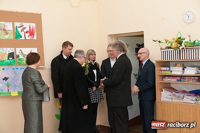 Zdjęcie w galerii na portalu naszraciborz.pl: Biskup Andrzej Czaja w katolickiej podstawówce wiadomości z regionu