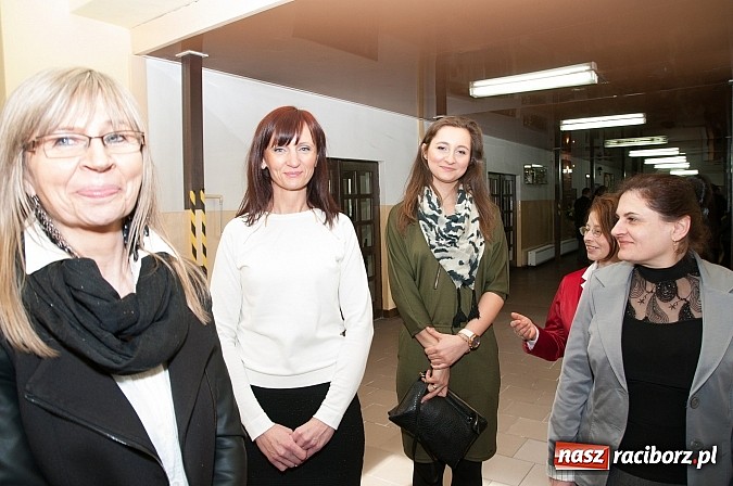 Zdjęcie w galerii na portalu naszraciborz.pl: Biskup Andrzej Czaja w katolickiej podstawówce wiadomości z regionu