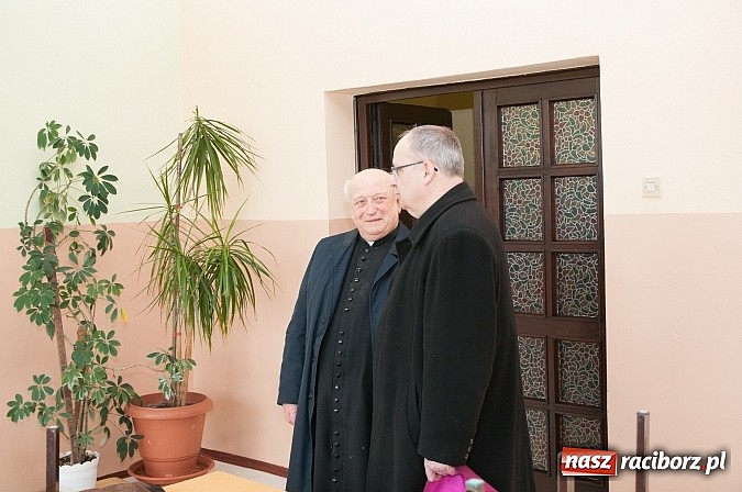 Zdjęcie w galerii na portalu naszraciborz.pl: Biskup Andrzej Czaja w katolickiej podstawówce wiadomości z regionu