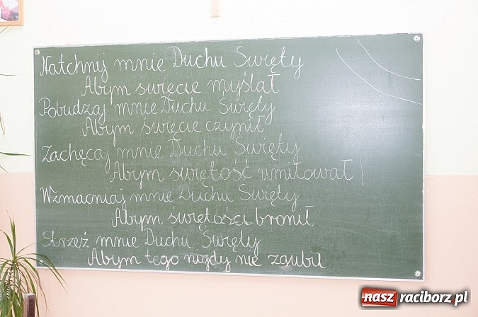 Zdjęcie w galerii na portalu naszraciborz.pl: Biskup Andrzej Czaja w katolickiej podstawówce wiadomości z regionu