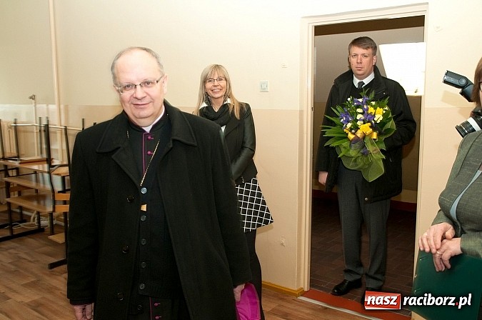 Zdjęcie w galerii na portalu naszraciborz.pl: Biskup Andrzej Czaja w katolickiej podstawówce wiadomości z regionu