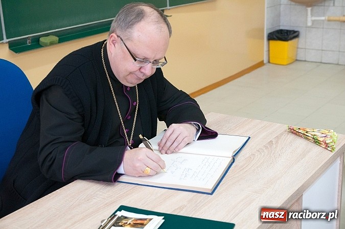 Zdjęcie w galerii na portalu naszraciborz.pl: Biskup Andrzej Czaja w katolickiej podstawówce wiadomości z regionu
