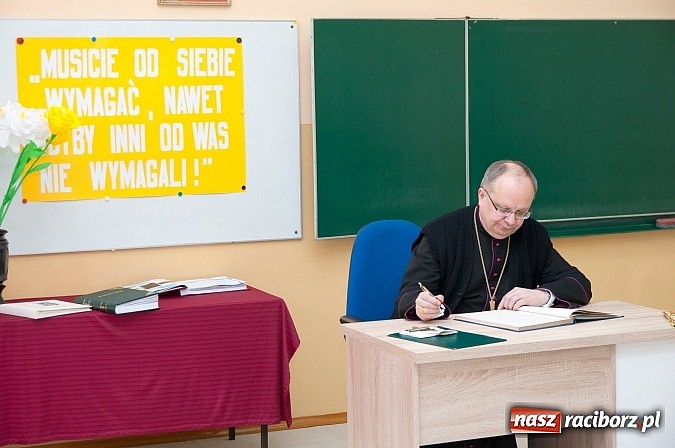 Zdjęcie w galerii na portalu naszraciborz.pl: Biskup Andrzej Czaja w katolickiej podstawówce wiadomości z regionu