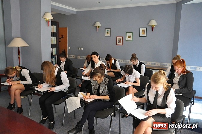 Zdjęcie w galerii na portalu naszraciborz.pl: Hotelarstwo w teorii i praktyce - konkurs w raciborskiej Polonii wiadomości z regionu