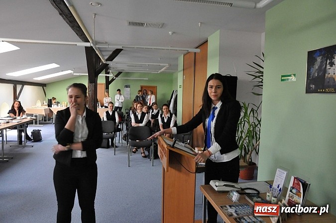 Zdjęcie w galerii na portalu naszraciborz.pl: Hotelarstwo w teorii i praktyce - konkurs w raciborskiej Polonii wiadomości z regionu
