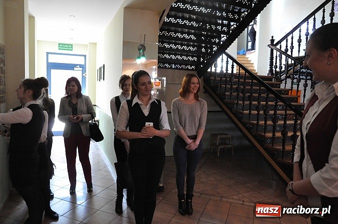 Zdjęcie w galerii na portalu naszraciborz.pl: Hotelarstwo w teorii i praktyce - konkurs w raciborskiej Polonii wiadomości z regionu