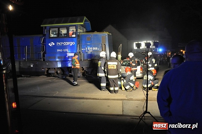 Zdjęcie w galerii na portalu naszraciborz.pl: W Pietrowicach Wielkich ford wjechał pod nadjeżdżającą lokomotywę wiadomości z regionu