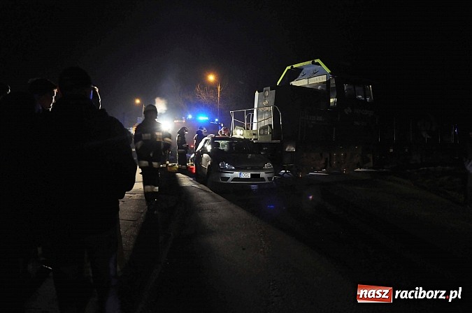 Zdjęcie w galerii na portalu naszraciborz.pl: W Pietrowicach Wielkich ford wjechał pod nadjeżdżającą lokomotywę wiadomości z regionu