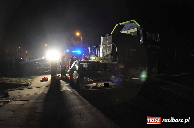 Zdjęcie w galerii na portalu naszraciborz.pl: W Pietrowicach Wielkich ford wjechał pod nadjeżdżającą lokomotywę wiadomości z regionu