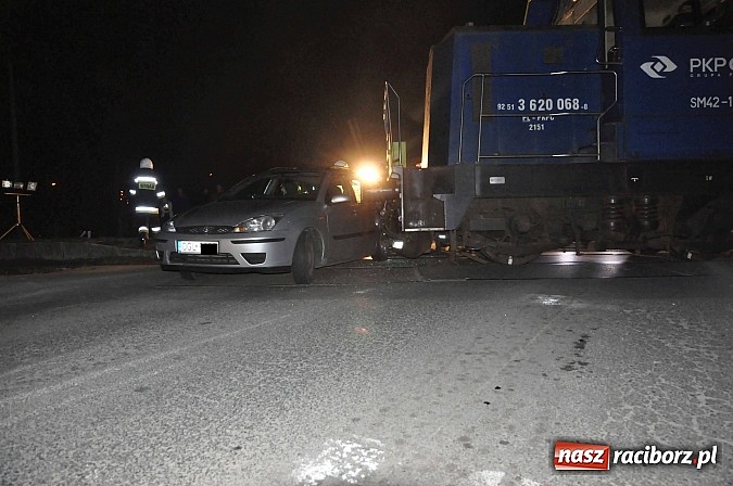 Zdjęcie w galerii na portalu naszraciborz.pl: W Pietrowicach Wielkich ford wjechał pod nadjeżdżającą lokomotywę wiadomości z regionu