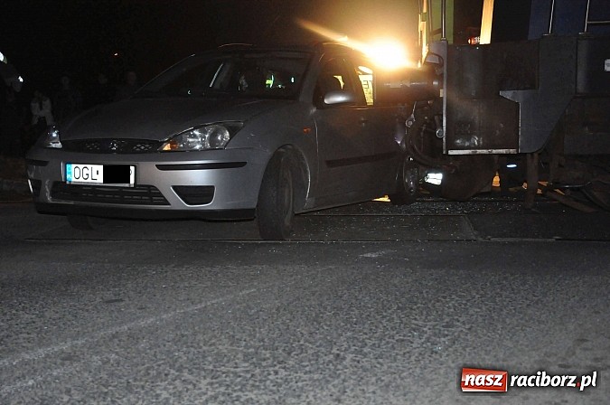 Zdjęcie w galerii na portalu naszraciborz.pl: W Pietrowicach Wielkich ford wjechał pod nadjeżdżającą lokomotywę wiadomości z regionu